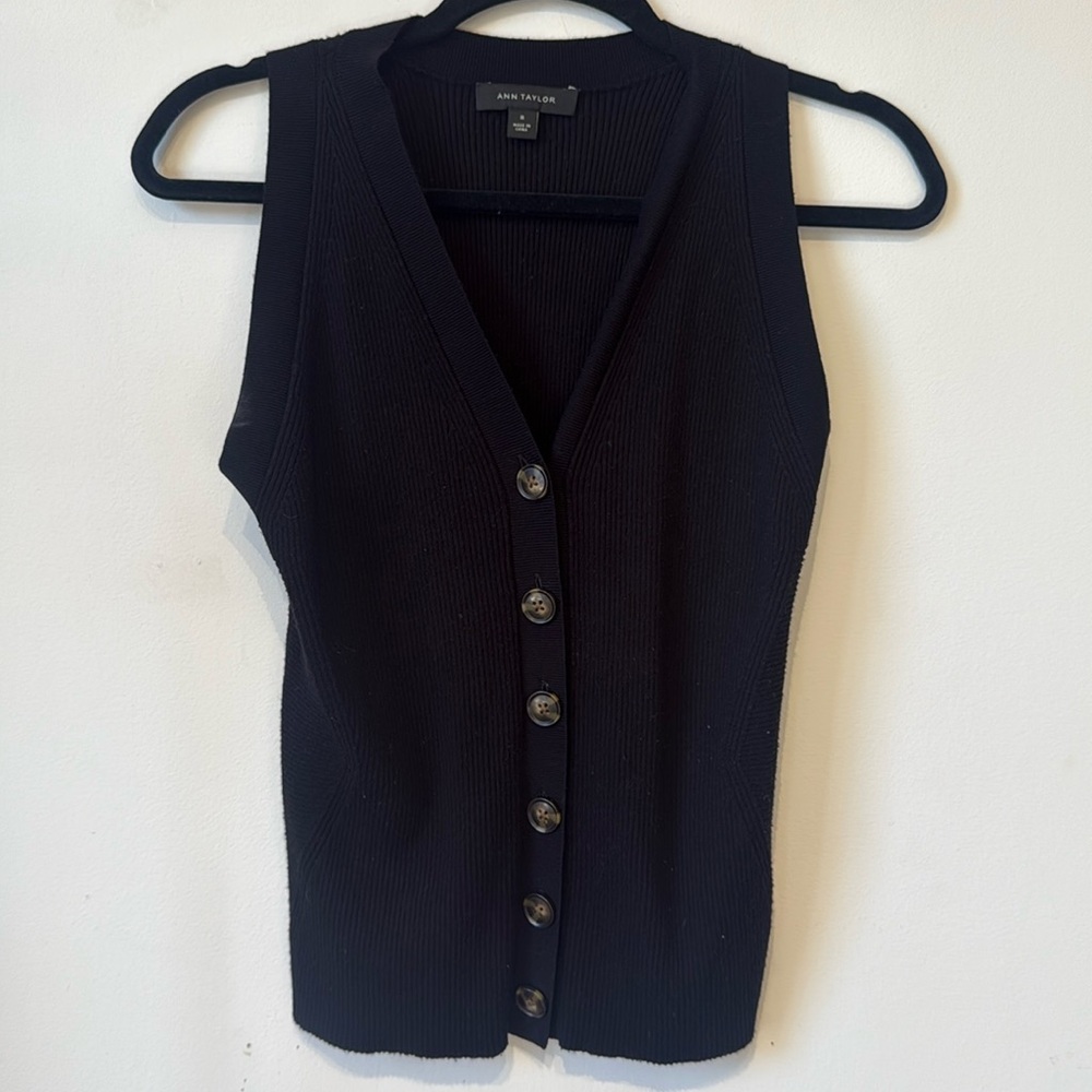 Ann Taylor black knit vest medium